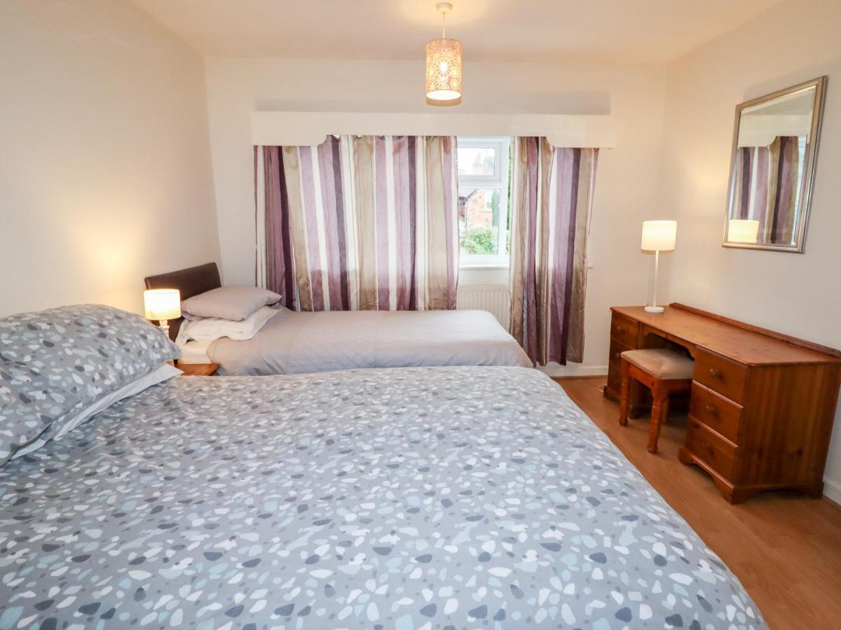 The Hawthorns Villa Chester Exterior photo